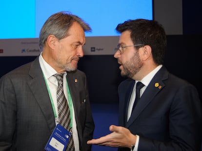 El expresidente de la Generalitat de Cataluña, Artur Mas (i), y el presidente de la Generalitat, Pere Aragonès (d), durante una reunión del Cercle d’Economia, en Barcelona.