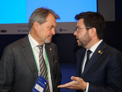 El expresidente de la Generalitat de Cataluña, Artur Mas (i), y el presidente de la Generalitat, Pere Aragonès (d), durante una reunión del Cercle d’Economia, en Barcelona.