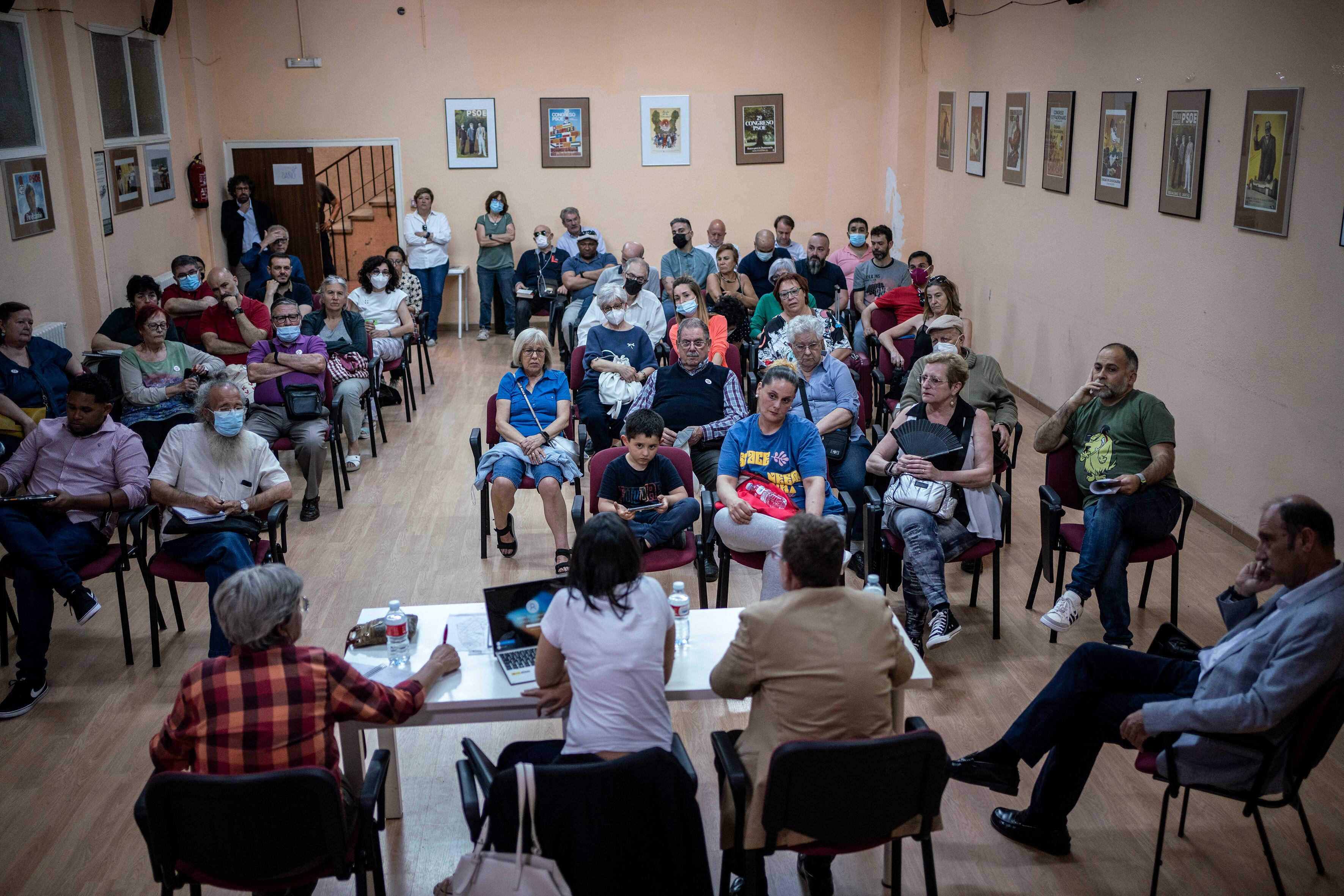 Reunion de la delegada del Gobierno, el comisario del distrito y representantes de la asociación Kascoviejo para hablar sobre los problemas del barrio.