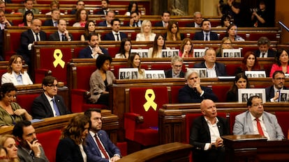 Pleno del Parlament en el que se ha activado el plazo de dos meses para intentar evitar una repetición electoral. Lo dos escaños marcados con lazos amarillos son los de los diputados de Junts Carles Puigdemont y Lluís Puig, huidos de la justicia y pendientes de ser amnistiados.