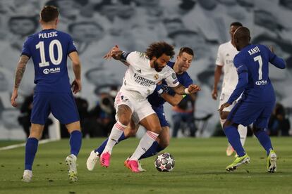 Marcelo, defensa brasileño del Real Madrid, protege el balón ante el defensa español del Chelsea, César Azpilicueta, durante el encuentro correspondiente a las semifinales de la Liga de Campeones que disputan hoy martes en el estadio Alfredo Di Stéfano, en Madrid.