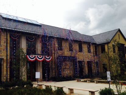 Fachada de la biblioteca presidencial a George Washington en Mount Vernon (Virginia)