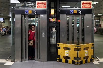 Un ascensor averiado junto a otro que si que funciona en la estación de plaza Catalunya
