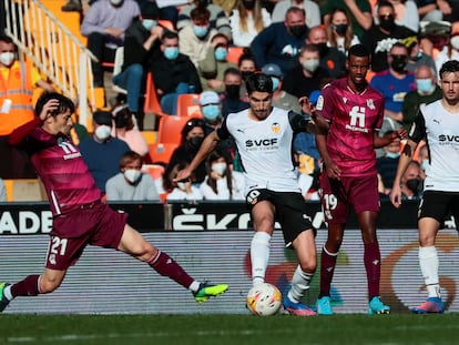 David Silva y Carlos Soler se disputan el balón durante el partido entre el Valencia y la Real Sociedad.