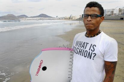 David Mifumu, de 28 años, en la playa de Las Canteras, en Las Palmas de Gran Canaria.