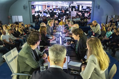 In the engine room of EL PAÍS: this is how the first page is decided | 50th Anniversary