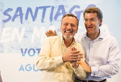 Feijóo, a la izquierda, con su candidato a la alcaldía de Santiago, Agustín Hernández, durante un mitin.