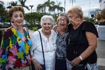 Antonia Pacheco, Aida Pérez, Josefa Ibars y Regina Diaz posan para una fotografía en su reencuentro por el 85º aniversario del exilio republicano español en México.