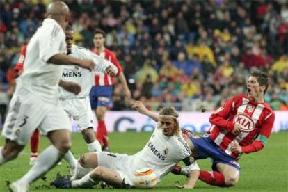 Guti hace una entrada para robarle el balón a Torres