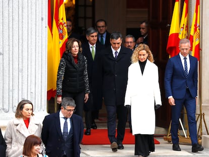 El presidente del Gobierno, Pedro Sánchez; la presidenta del Congreso, Meritxell Batet; y el presidente del Senado, Ander Gil, durante los actos del día de la Constitución el pasado 6 de diciembre. Detrás de Sánchez, los presidentes del Constitucional, Pedro González-Trevijano, y el del Supremo, Rafael Mozo.