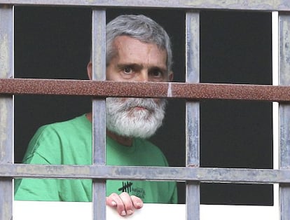 El preso de ETA Iosu Uribetxebarria Bolinaga se asoma ayer a la ventana de su habitación del Hospital Donostia.
