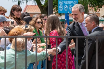 El Rey Felipe saluda a los ciudadanos a la salida de la parroquia de la Asunción de Nuestra Señora, a 25 de mayo de 2023, en Madrid (España).
