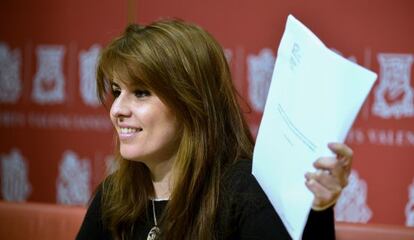 La diputada Esther López Barceló muestra el informe de la Intervención General sobre el Palau de les Arts.