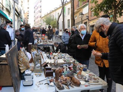 Un puesto de antigüedades en el Rastro, en noviembre de 2020.