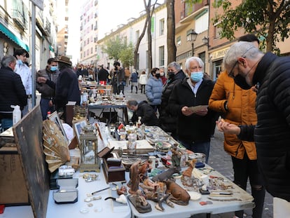 Un puesto de antigüedades en el Rastro, en noviembre de 2020.