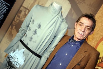 Jesús del Pozo con una de sus obras en el ciclo 'Madrid vive la moda'.