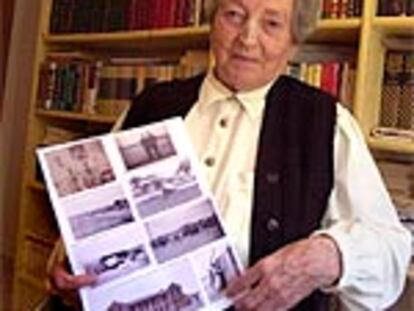 Palmira Pla, en su modesto piso de Benicàssim (Castellón), muestra fotografías de sus vivencias en la guerra civil.