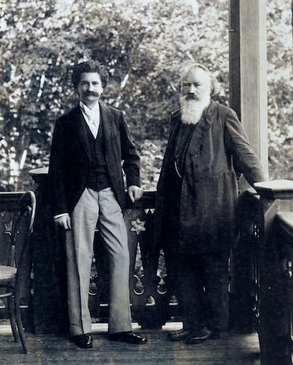 Fotografía de Johann Strauss y Johannes Brahms, en Bad Ischl, alrededor de 1895.