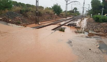 Inundaciones en las vías entre Salou y Cambrils (Cataluña), este miércoles.