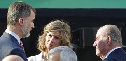 El Rey Felipe VI y el Rey Juan Carlos, junto a la presidenta de la Fundación Cotec y exministra socialista de Ciencia Cristina Garmendia y Juan Carlos I.