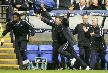 Mourinho celebra un gol contra el Bolton en presencia de Drogba y varios ayudantes.