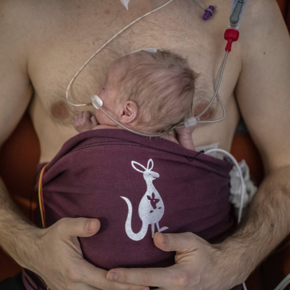 Bebés prematuros: en qué consiste el método canguro y cuáles son sus beneficios | Mamas & Papas | EL PAÍS