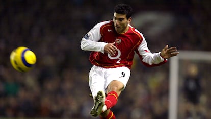 Jose Antonio Reyes desplaza el balón en un partido con el Arsenal.