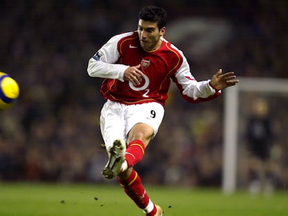 Jose Antonio Reyes desplaza el balón en un partido con el Arsenal.