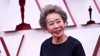 Youn Yuh-Jung ganha o Oscar de melhor atriz coadjuvante.