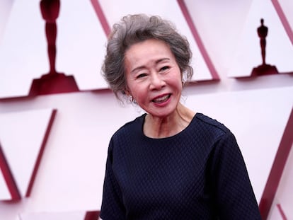 Youn Yuh-Jung ganha o Oscar de melhor atriz coadjuvante.
