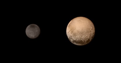 Esta composición muestra a Plutón junto a su satélite Caronte, mostrando sus llamativos colores y contrastes. Las imágenes de ambos fueron tomadas el 11 de julio por la sonda 'New Horizons'.