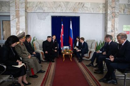 "Espero que podamos discutir interrogantes concretas sobre las negociaciones de paz en la península coreana, así como nuestros acuerdos bilaterales", señaló Kim Jong-un. Por su parte, el presidente Putin estima la cumbre como una oportunidad para demostrar que su país sigue siendo un jugador global importante, a pesar de estar bajo sanciones por su intervención en Ucrania e investigaciones que le relacionan con las elecciones estadounidenses.