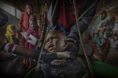 Hospital de Kario en Darfur, de la ONG Médicos Sin Fronteras. En la imagen pesan a un niño de Sudán del Sur para su control médico (Sudán).