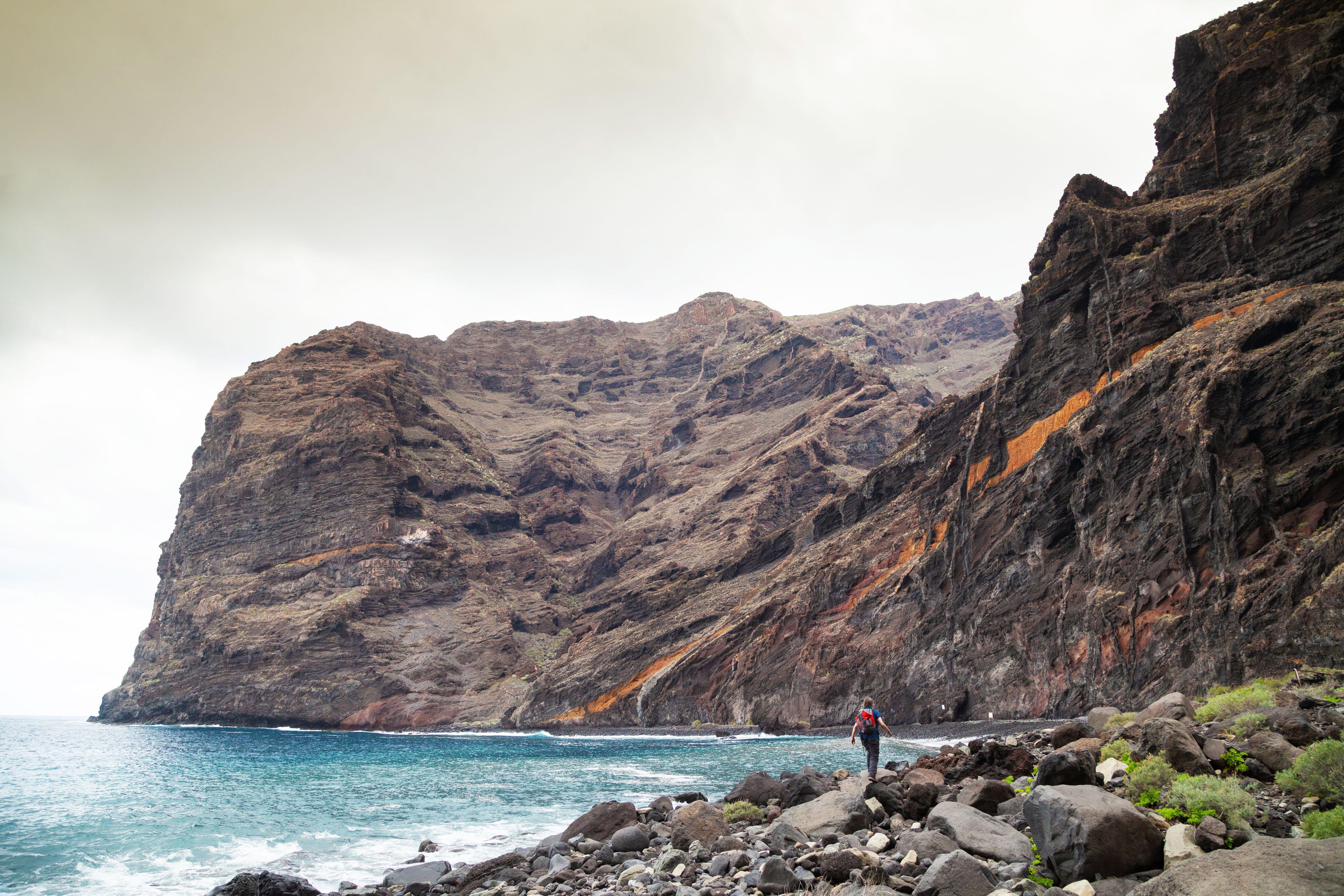 Playa de Barranco Seco, al pie de los acantilados de la localidad de Los Gigantes.