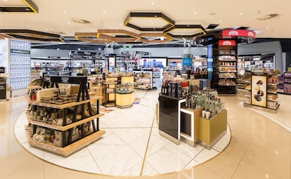 Tiendas duty free de un aeropuerto que han sido diseñadas e instaladas por HMY.