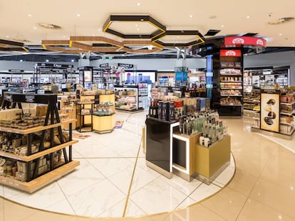 Tiendas duty free de un aeropuerto que han sido diseñadas e instaladas por HMY.