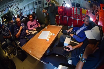 Las autoridades de Bahamas sobrevuelan el huracán Dorian en un avión de la Guardia Costera para verificar los daños que origina la tempestad.