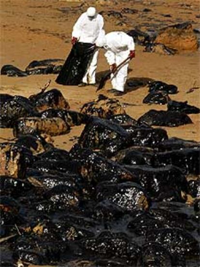 Restos de fuel en una playa cántabra.