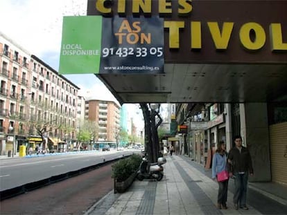 Los cines Tívoli, con un cartel de una inmobiliaria que anuncia que el local está disponible.