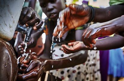 El agua es la vida o la muerte en África. La ONG Oxfam ha montado plantas potabilizadoras y letrinas en Minkaman para prevenir enfermedades.