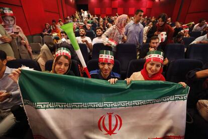 Aficionados de la selección iraní durante el partido con Marruecos en el cine Azadi de Teherán el pasado 15 de junio.