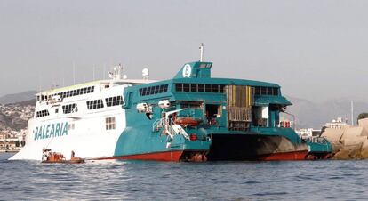 El ferry de la compañía Baleària que encalló la pasada noche en la escollera del puerto de Dénia (Alicante) transportaba 393 pasajeros.