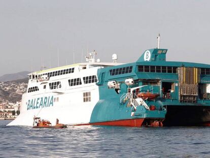 El ferry de la compañía Baleària que encalló la pasada noche en la escollera del puerto de Dénia (Alicante) transportaba 393 pasajeros.