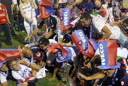 Jugadores de San Lorenzo de Almagro celebran el titulo