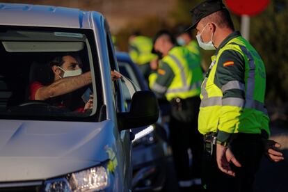 Control de la Guardia Civil en la A4 a la salida de Madrid en noviembre pasado, durante el segundo estado de alarma.