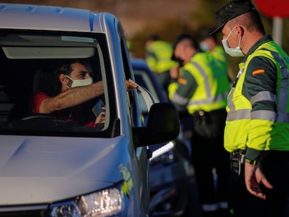 Control de la Guardia Civil en la A4 a la salida de Madrid en noviembre pasado, durante el segundo estado de alarma.
