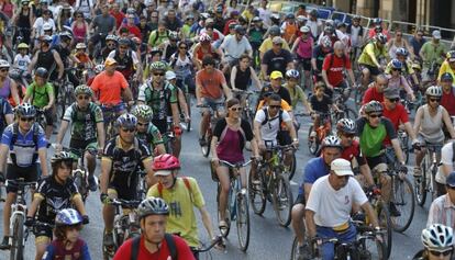 Miles de personas dieron su vuelta particular por Barcelona en el final de la Semana de la Bici.