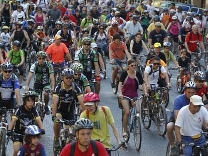 Miles de personas dieron su vuelta particular por Barcelona en el final de la Semana de la Bici.