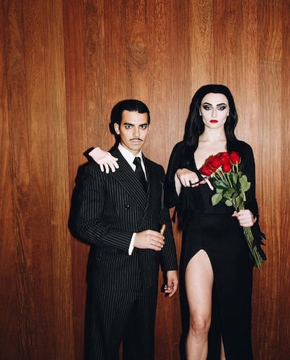 Sophie Turner vestida como Morticia Addams.