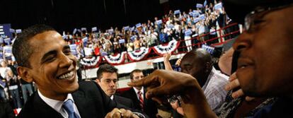 Barack Obama saluda a los asistentes a un mitin en la Universidad del Estado de Carolina del Norte, la noche del martes en Raleigh.